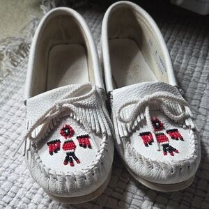 White Minnetonka women's loafers/slippers